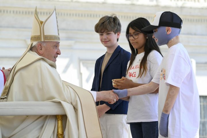 Kids get life lessons from pope, Italian comic on World Children's Day