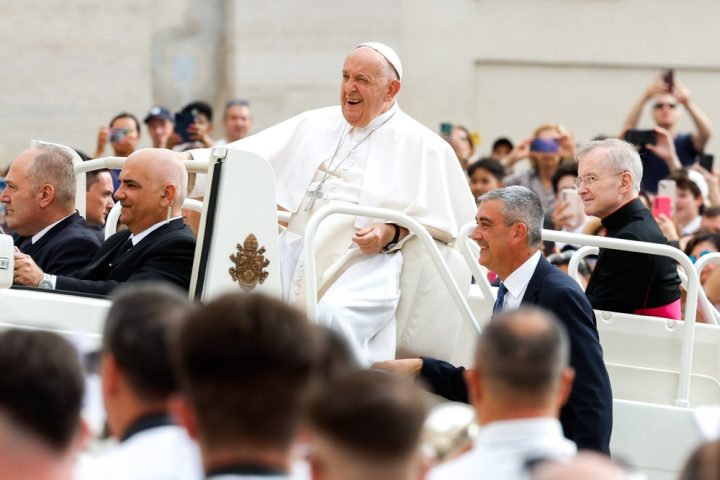 Praying with the Book of Psalms will bring comfort, happiness, pope says