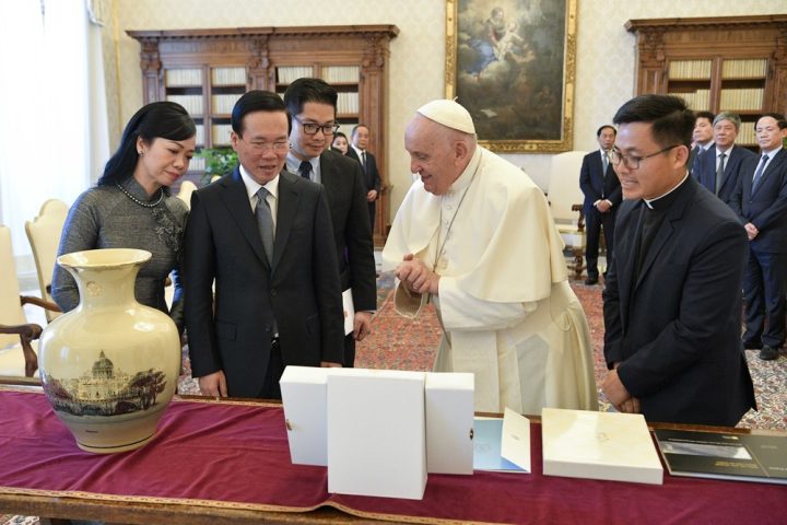 Pope mourns death of Vietnamese leader, praises his role in improving relations